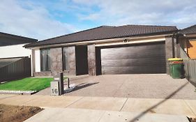 Modern And Cosey 4 Bedroom House Walk To Beach